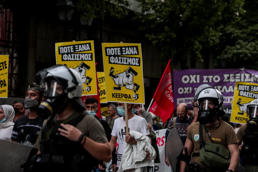Ένταση και χημικά σε αντιφασιστική συγκέντρωση στην Ομόνοια