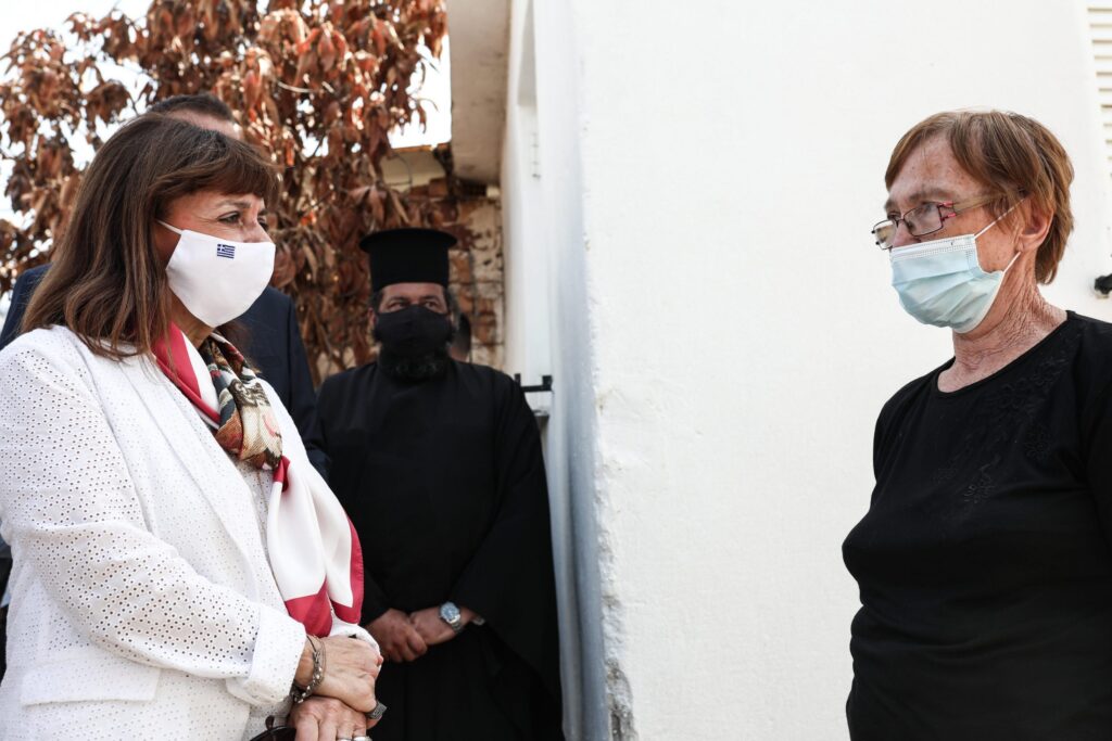 Στα καμένα της Αρχαίας Ολυμπίας η Κατερίνα Σακελλαροπούλου