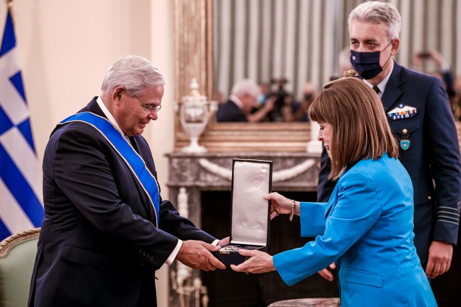 Παρασημοφορήθηκε ο Ρόμπερτ Μενέντεζ στο Προεδρικό Μέγαρο