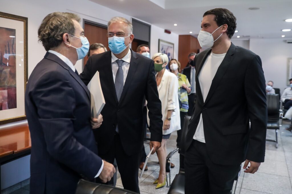 Το συγκινησιακά φορτισμένο «αντίο» Χρυσοχοΐδη: «Αποχαιρετώ το υπουργείο, αλλά όχι τον δημόσιο βίο»