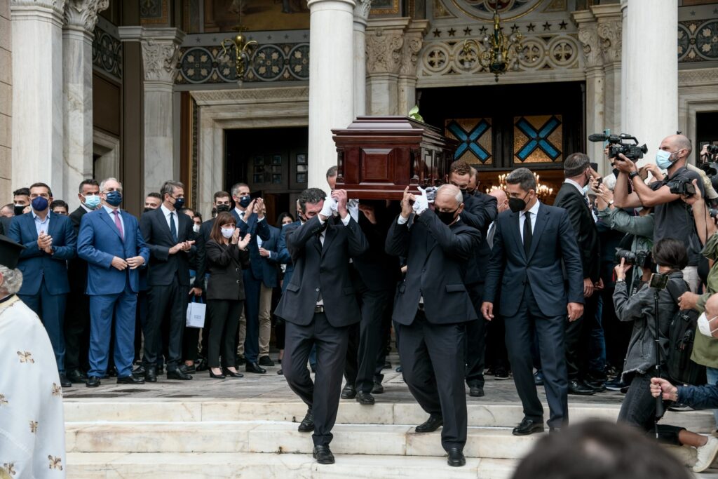 Μίκης Θεοδωράκης: Ξεκινά το ταξίδι για τον Γαλατά Χανίων και την αιωνιότητα – Όσα έγιναν στην τελετή αποχαιρετισμού