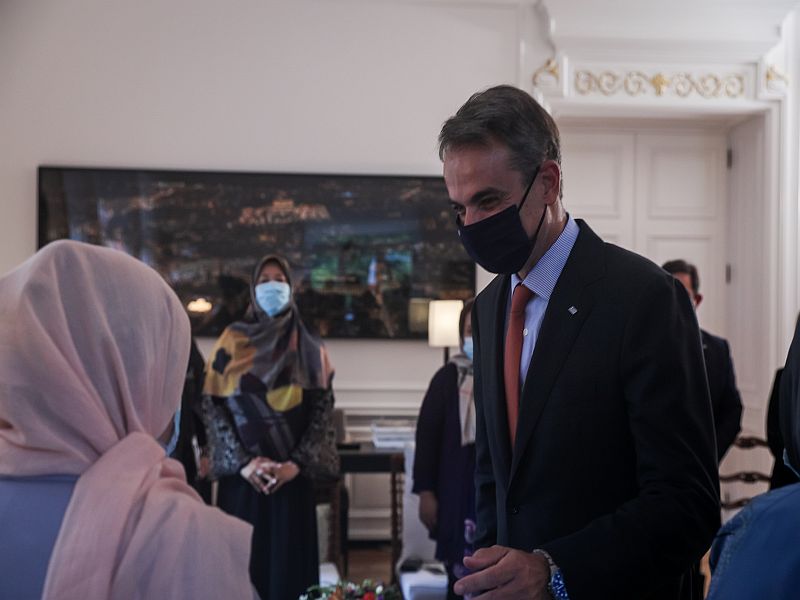 Συνάντηση Μητσοτάκη με γυναίκες βουλευτές και δικαστικούς από το Αφγανιστάν