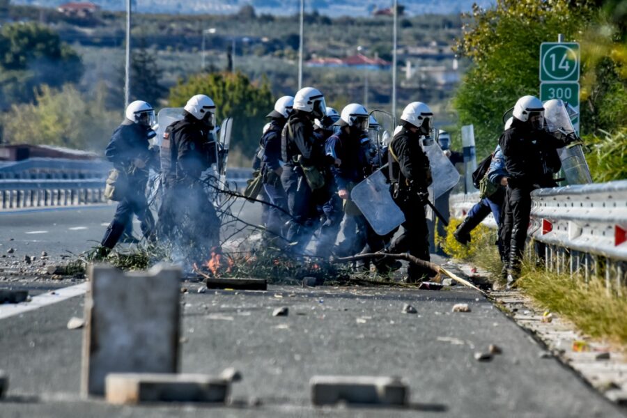 Κύμα διαμαρτυρίας με μπλόκα στο εθνικό οδικό δίκτυο για τον θάνατο του 20χρονου στο Πέραμα