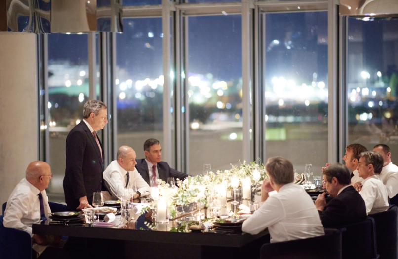 EUMED: Καρέ καρέ το δείπνο των 9 – Πέταξαν τα σακάκια, ύψωσαν τα ποτήρια (ΦΩΤΟ)