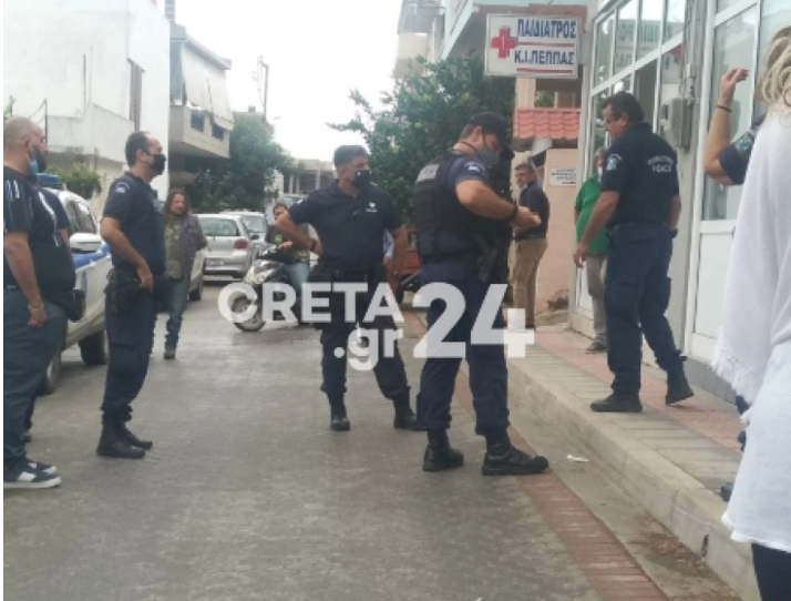 Στον εισαγγελέα η ανεμβολίαστη δημοτική υπάλληλος που ταμπουρώθηκε σε ΚΑΠΗ