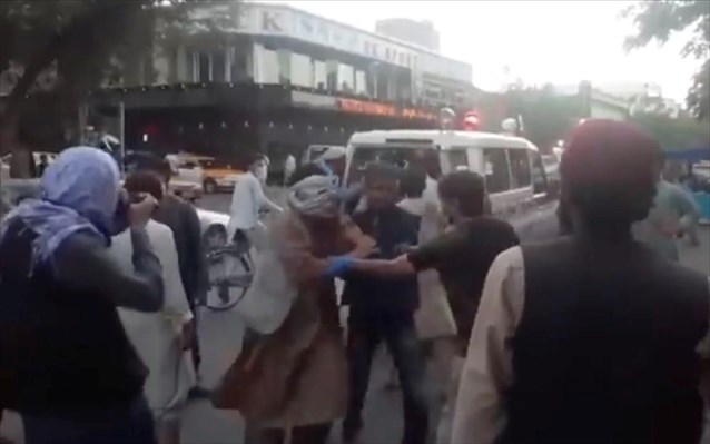 Και τρίτη έκρηξη στο αεροδρόμιο της Καμπούλ – Πάνω από 60 οι νεκροί μεταξύ των οποίων παιδιά