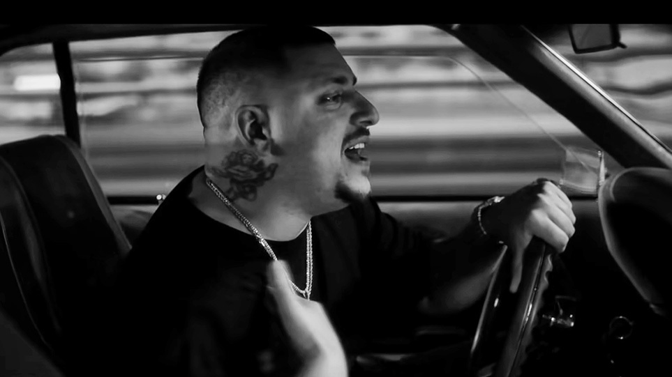 Mad Clip: Εξελίξεις με το σταυρό και κινητό του τραπερ (video)