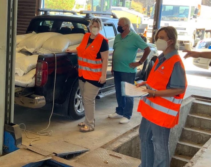 Διανομή 13 τόνων ζωοτροφών στους πληγέντες κτηνοτρόφους της Ανατολικής Αττικής από την Περιφέρεια Αττικής