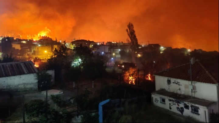Πύρινος εφιάλτης στην Εύβοια: Έφτασαν σε Γαλατσώνα, Γούβες, Γαλατσάδες, Καματριάδες τα μέτωπα