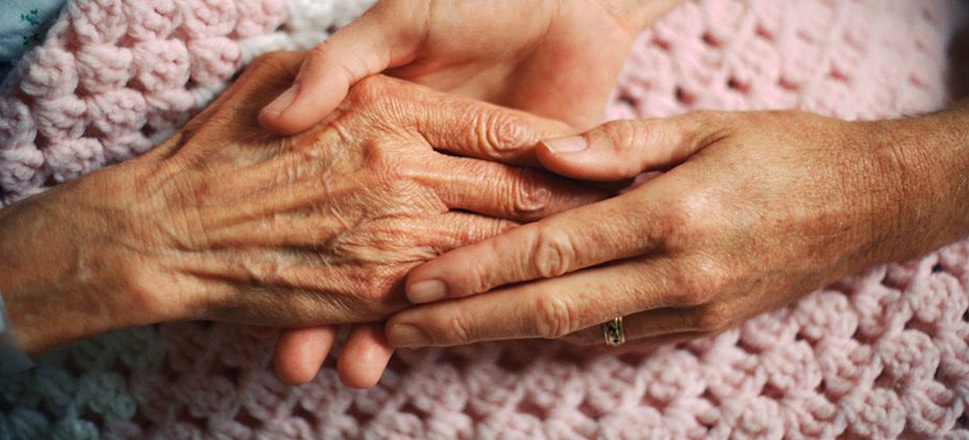 Χωρίς μισθό κινδυνεύει να μείνει 1 στους 4 εργαζόμενους σε δομές υγείας λόγω μη εμβολιασμού