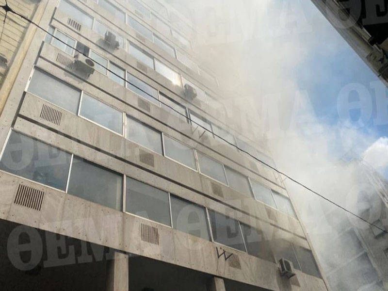 Στις φλόγες κτίριο στο κέντρο της Αθήνας!