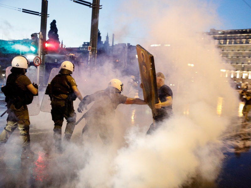 Επεισοδιακή η διαδήλωση των αντιεμβολιαστών στο Σύνταγμα! (ΦΩΤΟ)