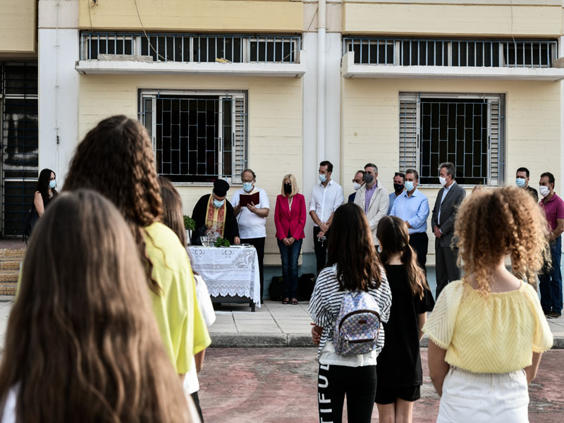 Με ευχές και «κατηγορώ» σε αγιασμό σχολείου της Καλλιθέας η Γεννηματά