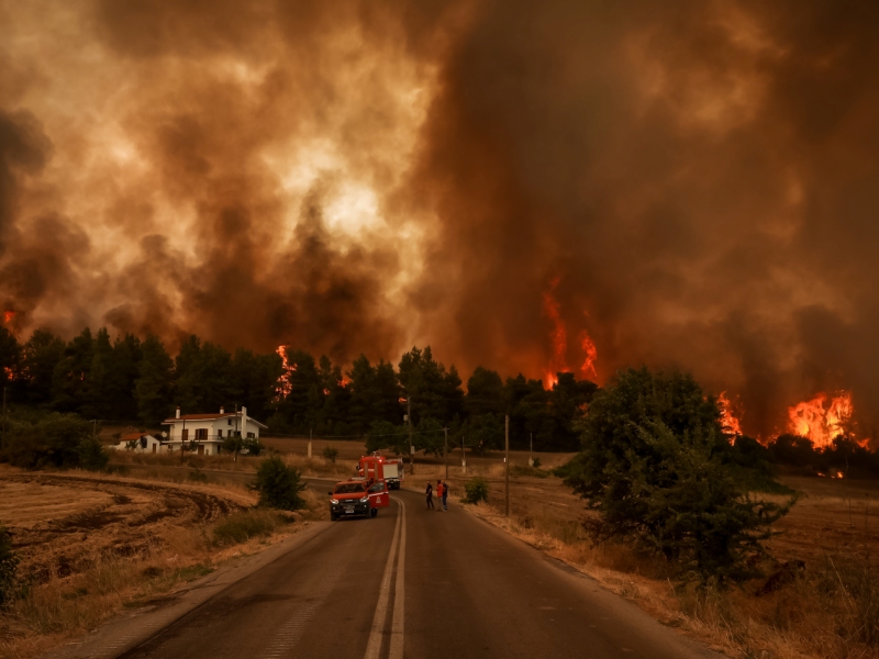 Βιβλική καταστροφή σε Εύβοια και Βίλια από τις φωτιές
