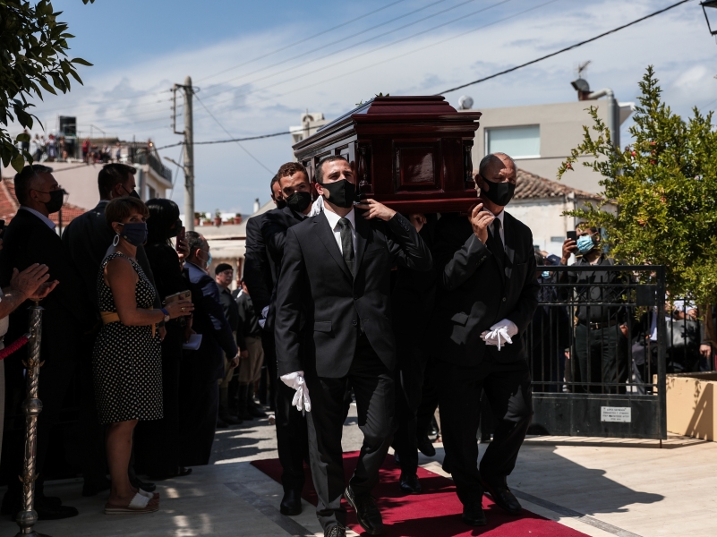 Ο Μίκης στην «αγκαλιά» της κρητικής γης όπως επιθυμούσε! Ποιοι δίνουν το «παρών» (LIVE)