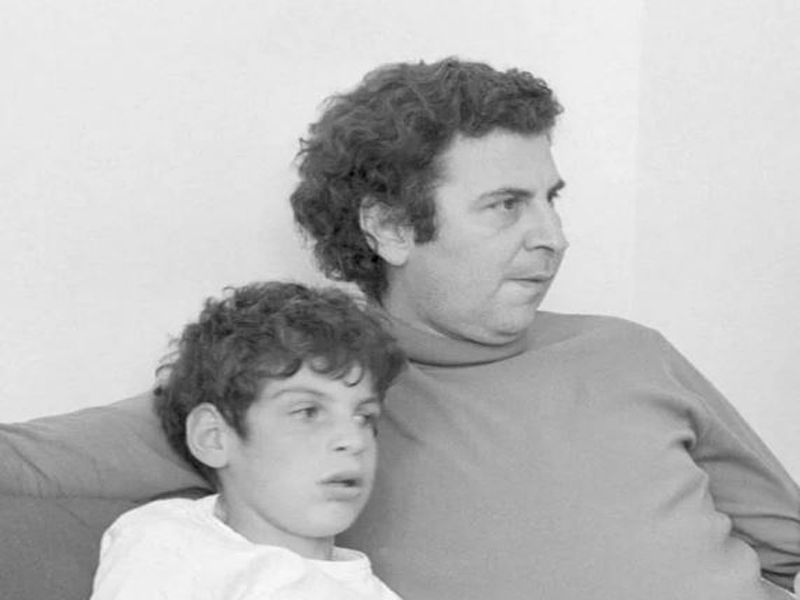 «Δεν θα τον αψηφήσω!» Νέα παρέμβαση από το γιο του Μίκη στο… σήριαλ της κηδείας!