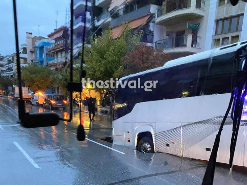 Άνοιξε η γη και… κατάπιε λεωφορείο στη Θεσσαλονίκη!