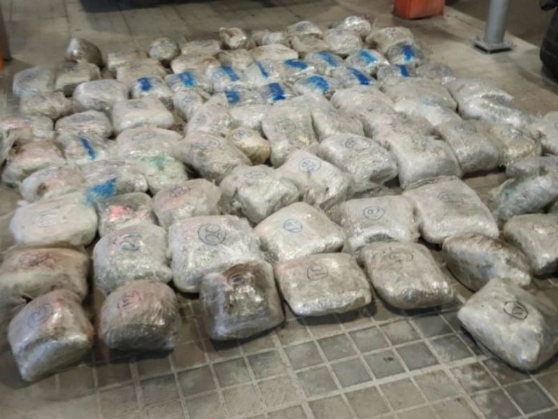 «Ξετρύπωσαν» 90 κιλά κάνναβης σε ρεζέρβες φορτηγού (ΒΙΝΤΕΟ)