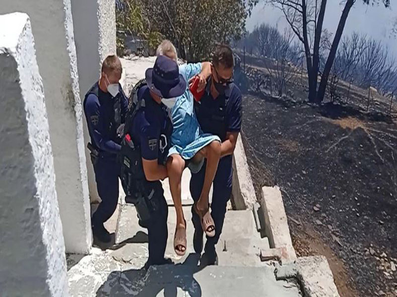 Τραγικό! Οι αστυνομικοί την έσωσαν από τις φλόγες αλλά όχι από το μαχαίρι του γιου της!