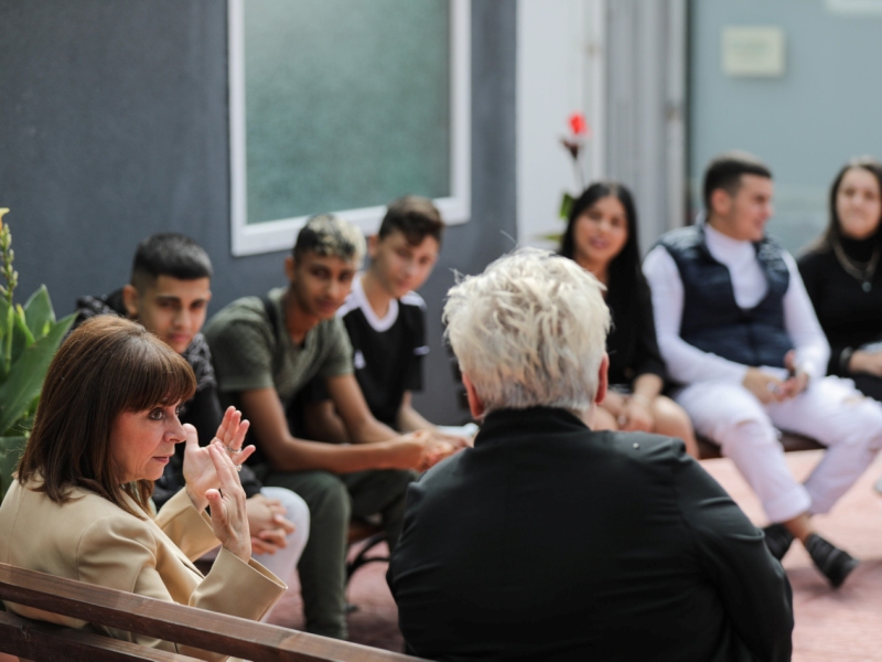 Να απομονώσουν ακραία φασιστικά φαινόμενα ζήτησε από τους νέους στη Σταυρούπολη η Σακελλαροπούλου