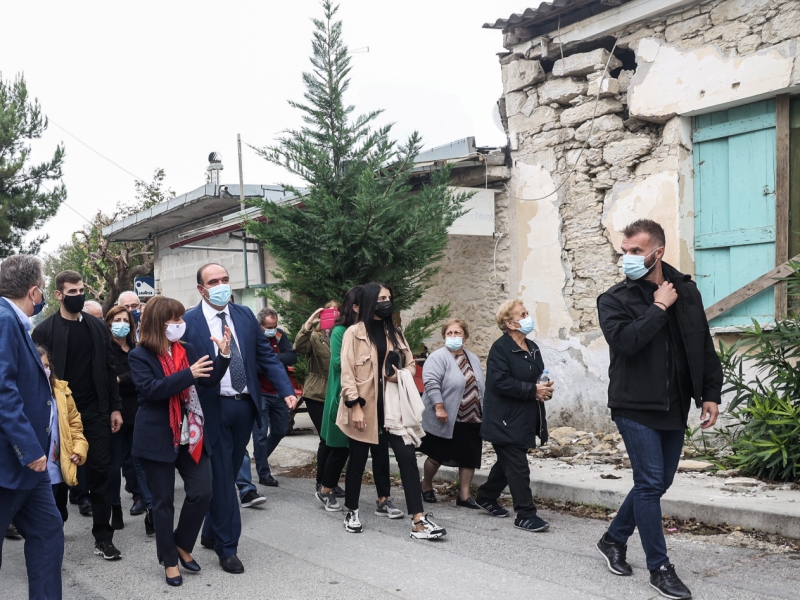 Στα «λαβωμένα» από τον εγκέλαδο χωριά της Κρήτης η Σακελλαροπούλου