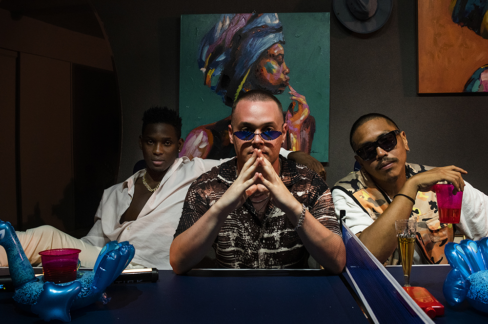 Τρεις νέοι με διεθνείς καταβολές ενώνουν τις φωνές τους σε ένα μήνυμα αισιοδοξίας!