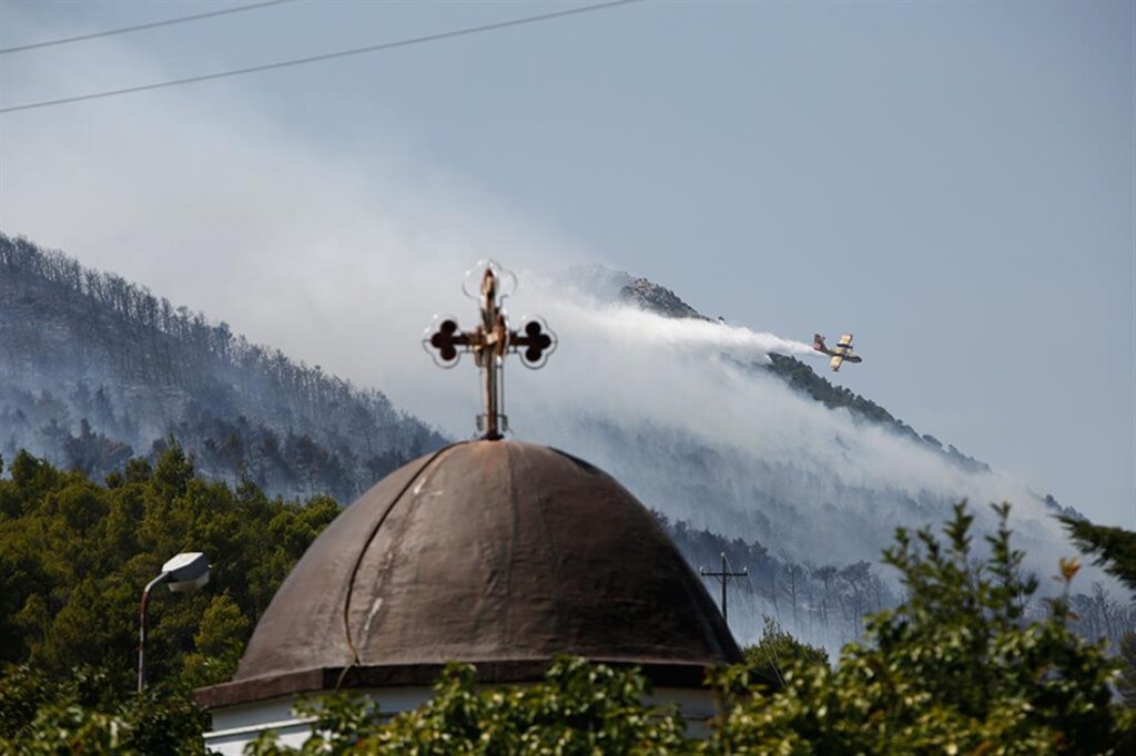 Φωτιά στα Βίλια: Εκκενώσεις, καμένα σπίτια και αγωνία για τον Κιθαιρώνα – Για εμπρησμό μιλάει ο Δήμαρχος Μάνδρας