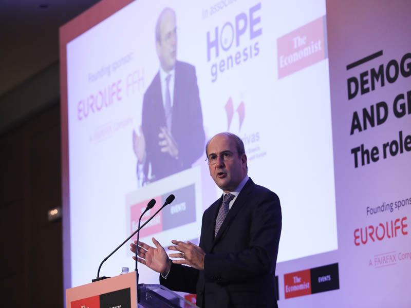 Πέντε νέα μέτρα κατά της δημογραφικής κρίσης παρουσίασε ο Χατζηδάκης στο συνέδριο του Economist