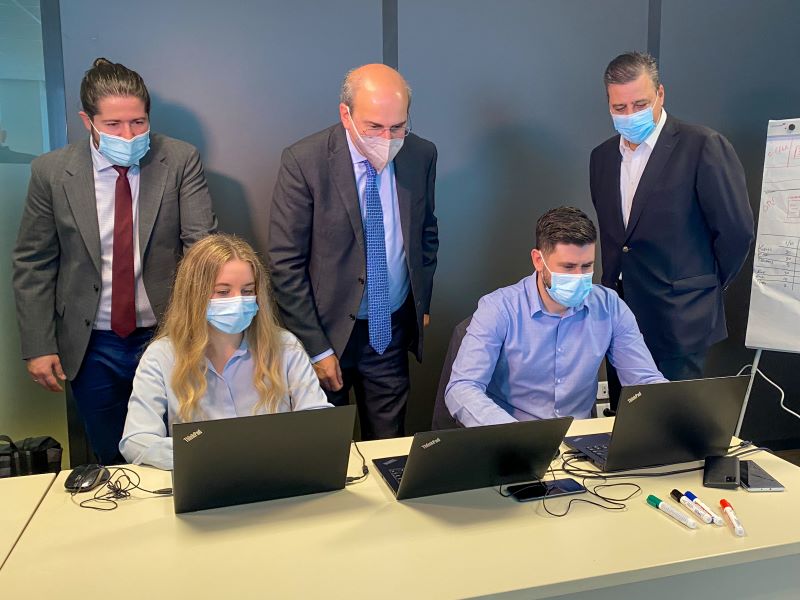 Ο Κωστής Χατζηδάκης… στον πύργο ελέγχου – Σε λειτουργία το νέο ψηφιακό σύστημα για τις εκκρεμείς συντάξεις