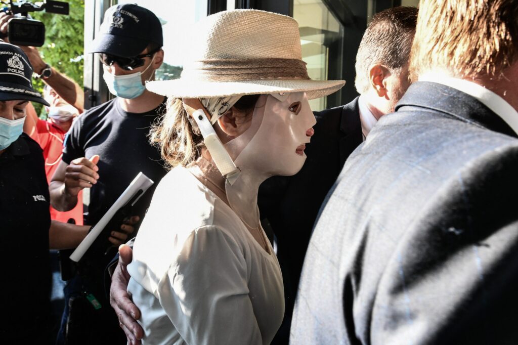 Επίθεση με βιτριόλι: Τι έκανε η κατηγορουμένη στη φυλακή την ώρα της δίκης