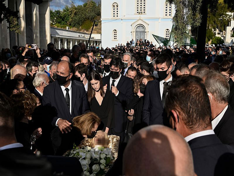 Στην “αγκαλιά” των γονιών της η Φώφη Γεννηματά – “Αθάνατη” φώναζε το πλήθος (pic)