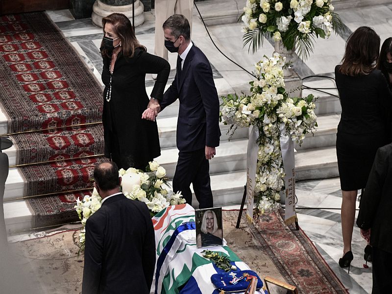 Συγκινημένη και υποβασταζόμενη η Ντόρα Μπακογιάννη στην κηδεία της Γεννηματά (pic+vid)