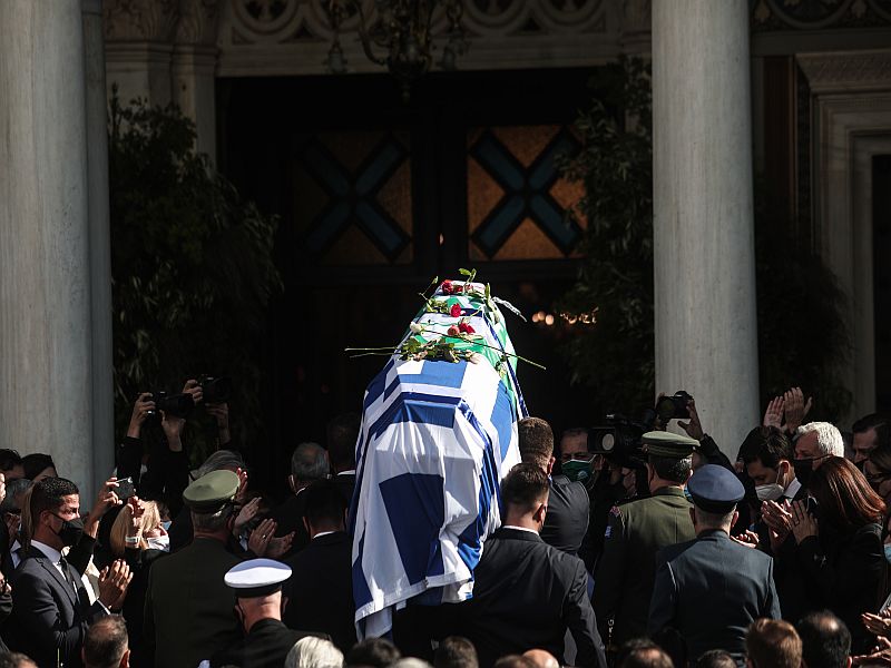 Τελευταίο αντίο στην Φώφη Γεννηματά – H ταφή της στο Α’ νεκροτααφείο