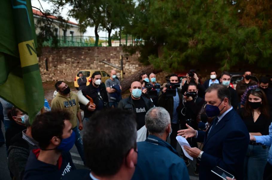 Ο διάλογος που είχε ο Λιβανός με αγρότες διαδηλωτές στη Μυτιλήνη (ΦΩΤΟ)