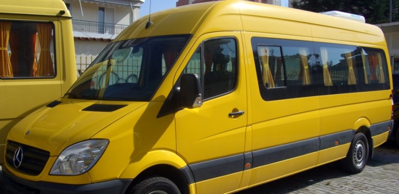 Σοκ στη Θεσσαλονίκη: Σχολικό λεωφορείο χτυπήθηκε από τζιπ και σταμάτησε σε κολώνα