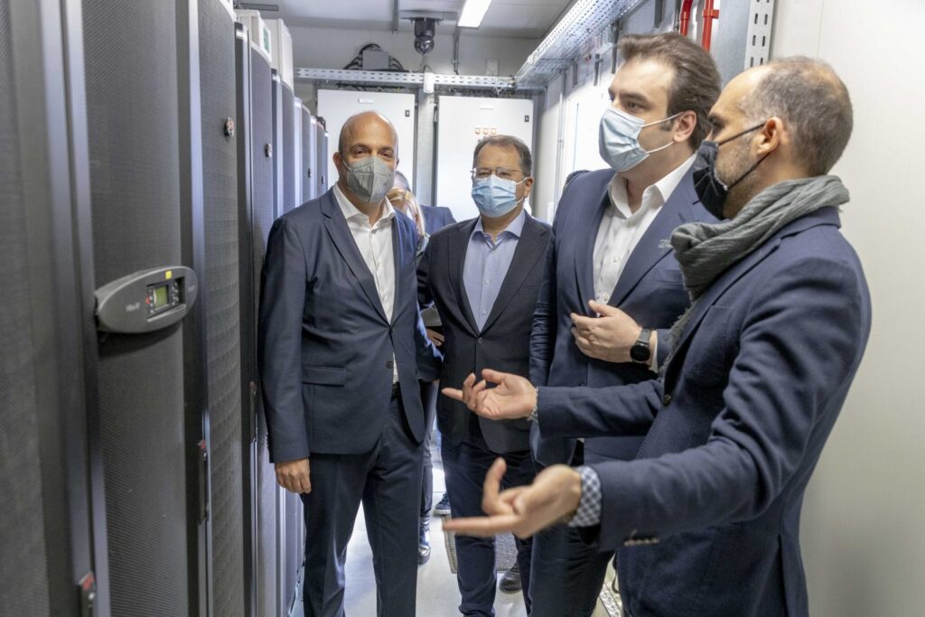 Επίσκεψη Πιερρακάκη στο Οικολογικό «Πράσινο» Κέντρο Δεδομένων της ΕΔΥΤΕ στον Λούρο