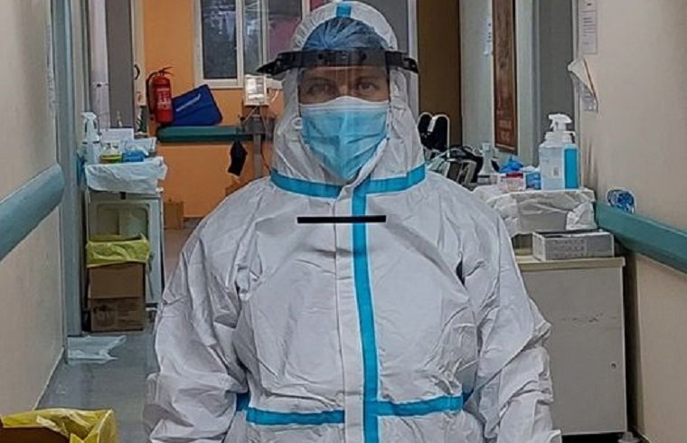 Σπαρακτικό μήνυμα νοσηλεύτριας: «Μόλις έβγαλα τη στολή, διψάω, μαμά φοβάμαι»