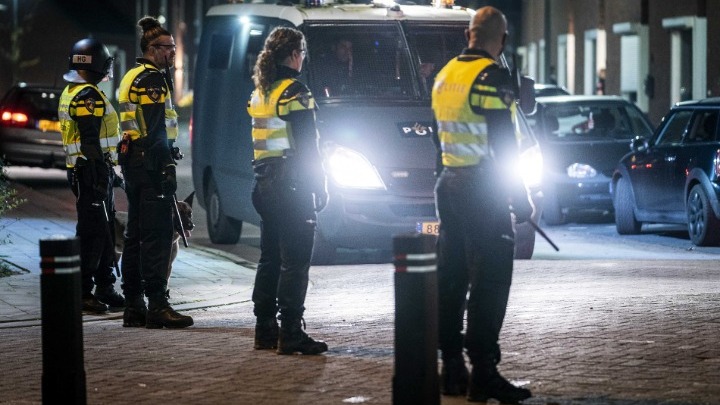 Δεύτερη νύχτα κόλασης στην Ολλανδία: Μάχη μεταξή διαδηλωτών και αστυνομίας για τα μέτρα κατά της πανδημίας