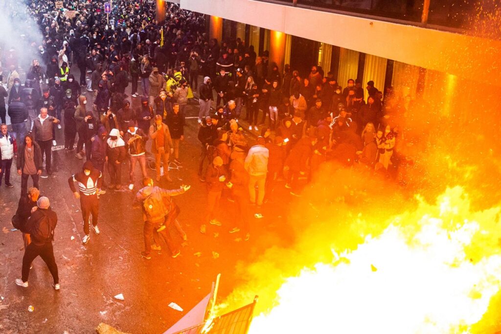 Πεδίο μάχης έκαναν τις Βρυξέλλες οι αρνητές!