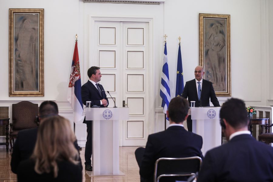 Στρατιωτική συνεργασία Ελλάδας-Σερβίας συμφώνησαν Δένδιας και Σελάκοβιτς