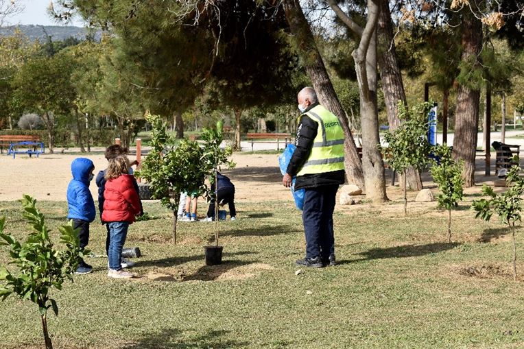 Δενδροφύτευση στον οπωρώνα του Μητροπολιτικού Πάρκου «Αντώνης Τρίτσης» από ιδιωτικό Νηπιαγωγείο