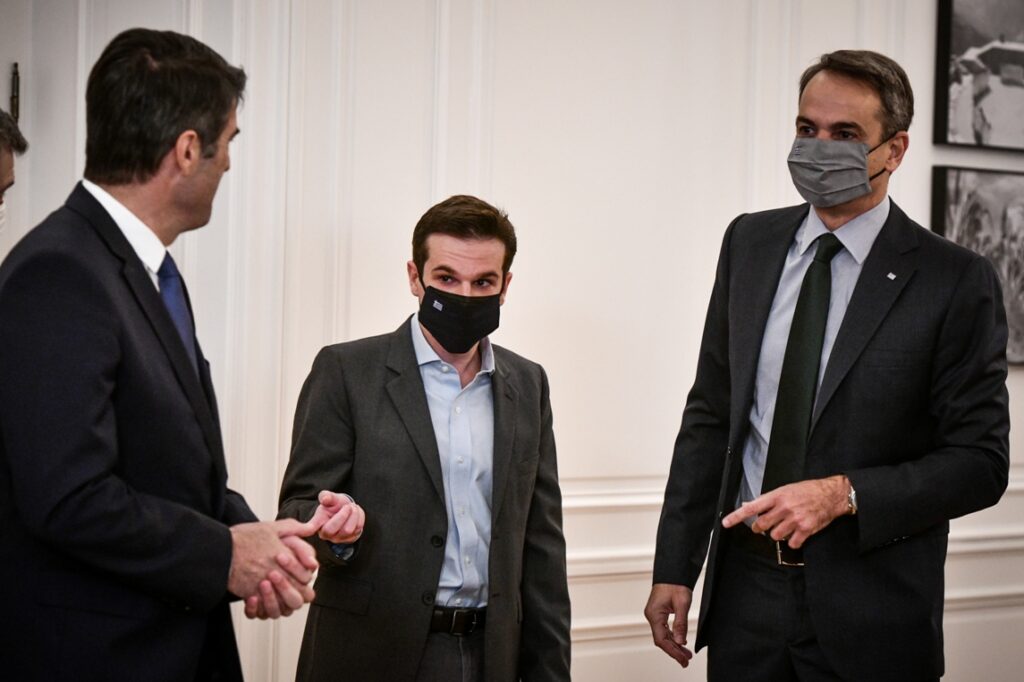 Ποιος είναι ο νεαρός που βρίσκεται σήμερα συνέχεια δίπλα στον Μητσοτάκη; (ΦΩΤΟ)