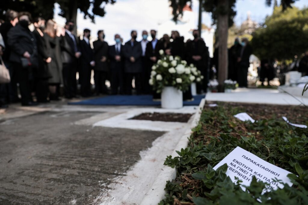 Συγκίνηση στο μνημόσυνο της Φώφης – Ποιοι έδωσαν το «παρών» (ΦΩΤΟ)