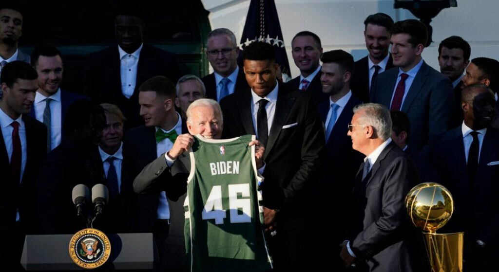 Ούτε στον Λευκό Οίκο ξέχασε τα Σεπόλια ο Γιάννης! Η αποθέωση του Μπάιντεν! (ΒΙΝΤΕΟ)