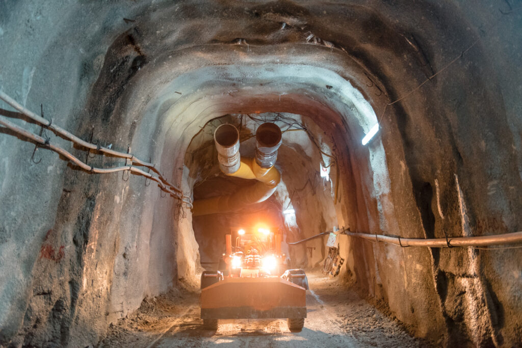 Τέσσερις νεκροί και έξι παγιδευμένοι σε ορυχείο που κατέρρευσε στην Πολωνία