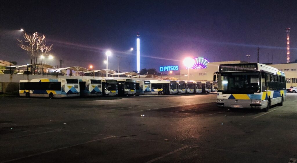 Βύρωνας: Τρόμος για οδηγό λεωφορείου – Κουκουλοφόρος τον απείλησε με όπλο και τον λήστεψε