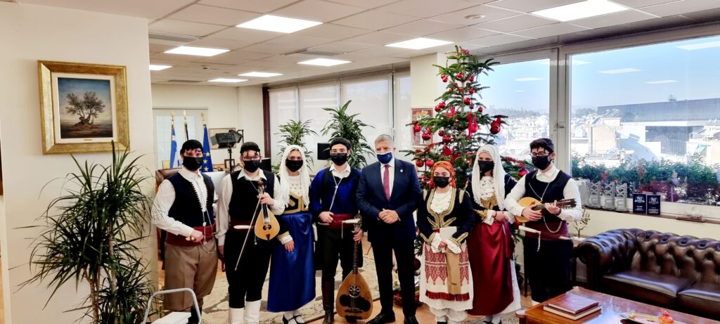 Ευχές και κάλαντα από την Κρήτη και εκπροσώπους ΑμεΑ στον Γιώργο Πατούλη