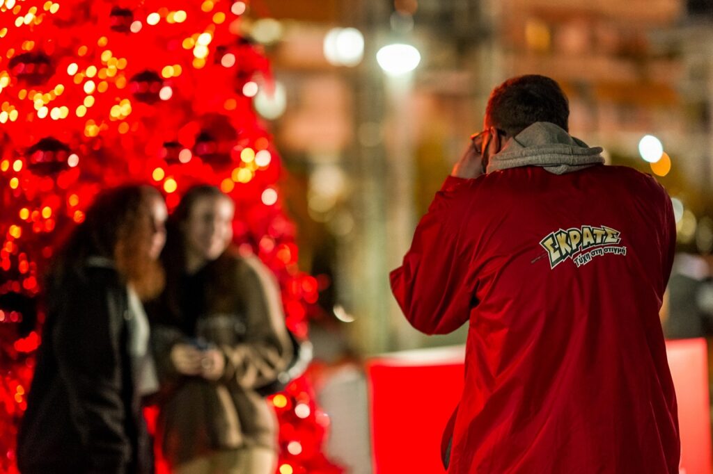 Χριστουγεννιάτικα κλικ κάτω από το κατακόκκινο δέντρο του ΣΚΡΑΤΣ στο Γαλάτσι