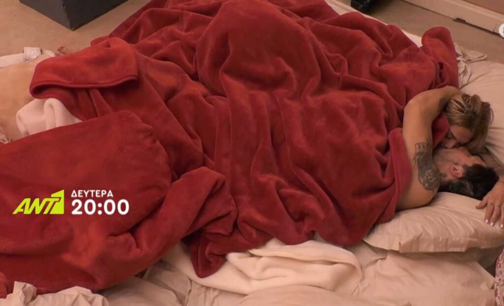 Αγκαλίτσες και φιλάκια κάτω από την κουβέρτα της «Φάρμας»!