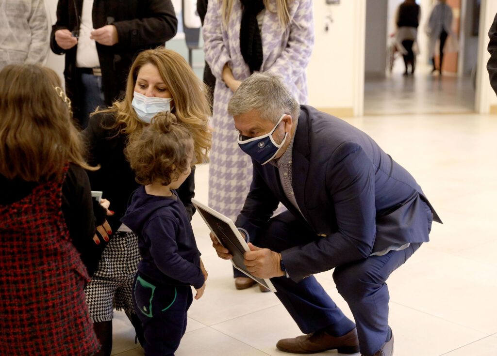 Επίσκεψη Πατούλη στην Ελληνική Εταιρεία Προστασίας και Αποκατάστασης Αναπήρων Παιδιών